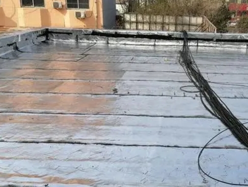黄浦卫生间漏水维修公司分享下黄浦屋面楼顶防水刚性防水层施工要点。